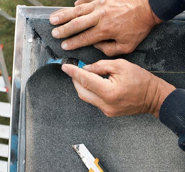 Bygga vedskjul mot vägg Bygga vedskjul mot vägg: Underlagspappen ska på plats